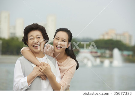 擁抱,幸福,媽媽,女兒 擁抱,幸福,媽媽,女兒 35677383