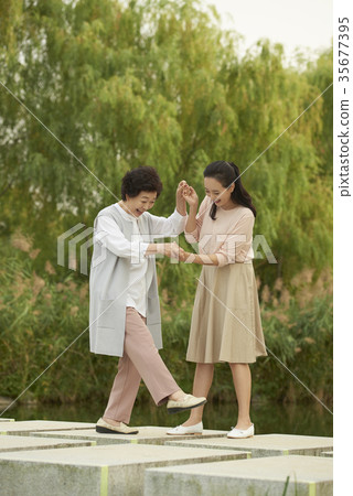 媽媽,女兒在一起 媽媽,女兒在一起 35677395