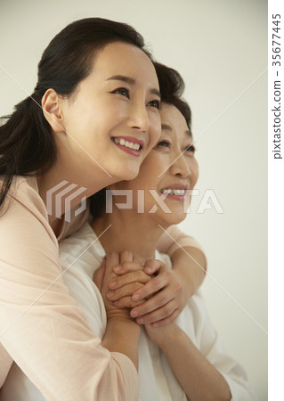 擁抱,幸福,媽媽,女兒 擁抱,幸福,媽媽,女兒 35677445