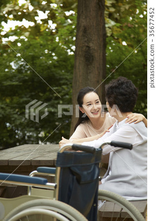 擁抱,幸福,媽媽,女兒 擁抱,幸福,媽媽,女兒 35677452