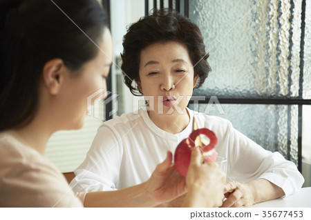 媽媽,女兒在一起 媽媽,女兒在一起 35677453