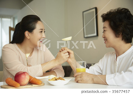 媽媽,女兒在一起 媽媽,女兒在一起 35677457