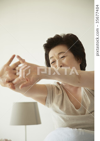 Stretching, weather, seniors 35677484