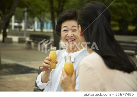 媽媽,女兒在一起 媽媽,女兒在一起 35677490