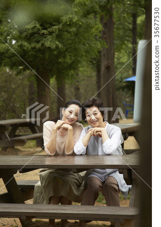 媽媽,女兒在一起 媽媽,女兒在一起 35677530