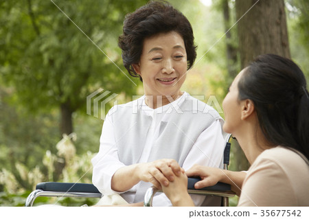 醫療,母親,女兒 醫療,母親,女兒 35677542