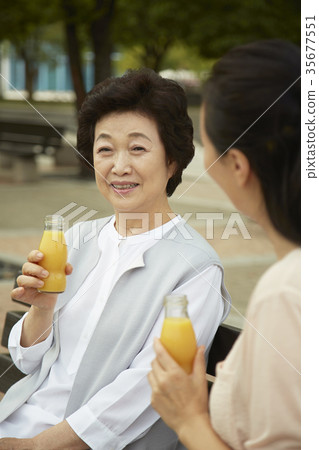 媽媽,女兒在一起 媽媽,女兒在一起 35677551