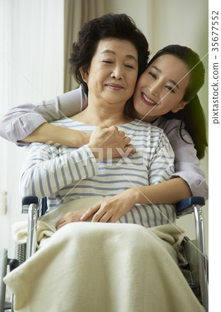 醫療,母親,女兒 醫療,母親,女兒 35677552