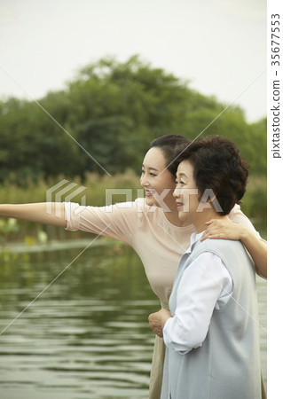 擁抱,幸福,媽媽,女兒 擁抱,幸福,媽媽,女兒 35677553