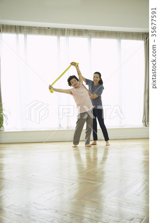 瑜伽,伸展,媽媽,女兒 瑜伽,伸展,媽媽,女兒 35677591