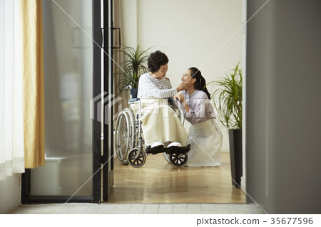 醫療,母親,女兒 醫療,母親,女兒 35677596