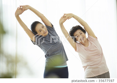 瑜伽,伸展,媽媽,女兒 瑜伽,伸展,媽媽,女兒 35677597