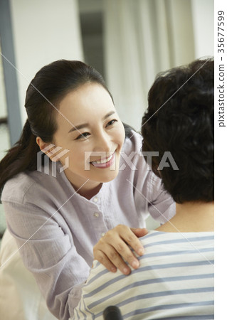 醫療,母親,女兒 醫療,母親,女兒 35677599