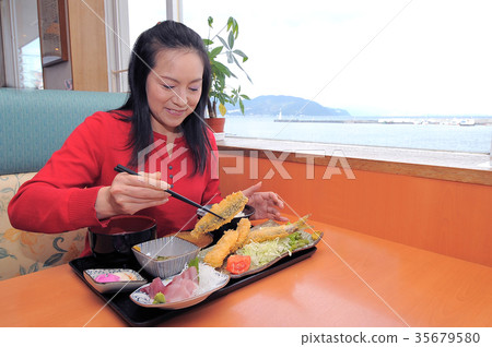 吃海鮮的中間婦女在伊豆餐館 35679580