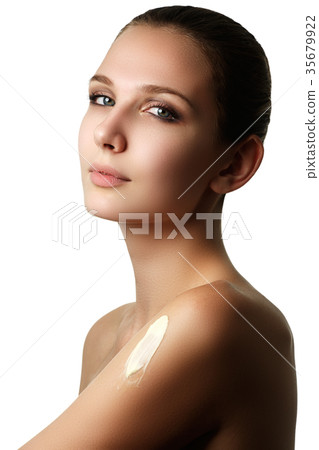 Sexy beautiful woman. Beauty makeup and cosmetics 35679922