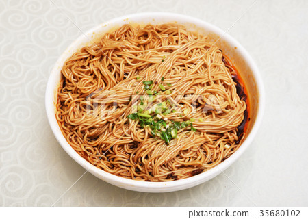 Noodles mixed with scallion, oil and soy sauce   35680102