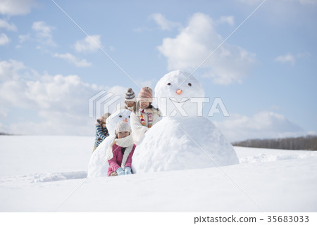 微笑在雪人附近的小學學生 35683033
