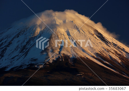 從本莊湖看到的富士山極端冬季(4) 從本莊湖看到的富士山極端冬季(4) 35683067