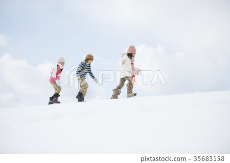 走在多雪的領域的小學學生 35683158