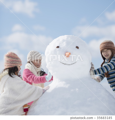 做雪人的小學學生 做雪人的小學學生 35683185