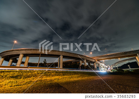 Highway loop bridge 35683293