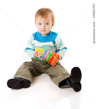 boy playing 35685707