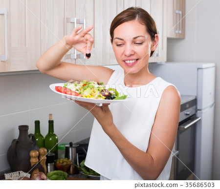 woman serving salad 35686503