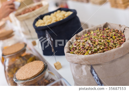 Image of green pistachios in container 35687553