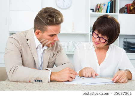 Man consults at the familiar mature lawyer 35687861