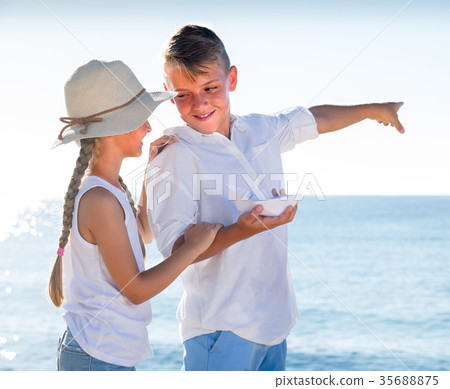 kids pointing with fingers aside 35688875