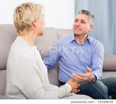 Husband and wife love friendly talk Husband and wife love friendly talk 35689036