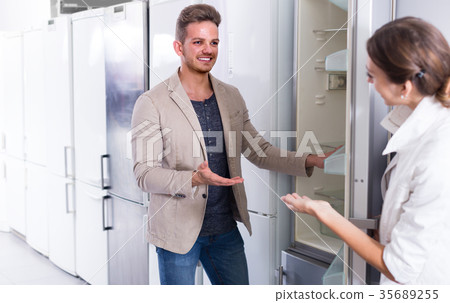 couple selecting refrigerator 35689255