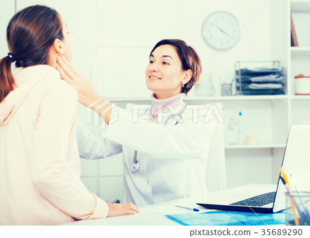 Teenage girl visits doctor 35689290