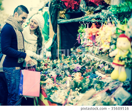 Couple buying christmas Poinsettia. 35689516