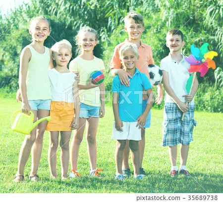 kids standing in park 35689738