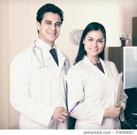 professional doctors smiling in clinic 35690665
