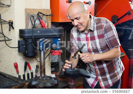 Professional e shoemaker heeling footwear on machine 35690887