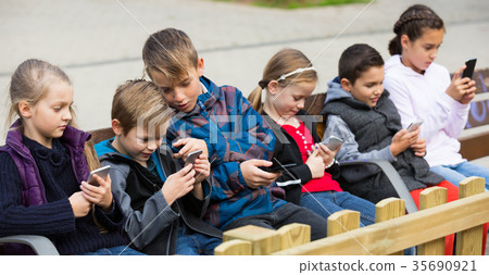 Children with mobile devices communicate 35690921