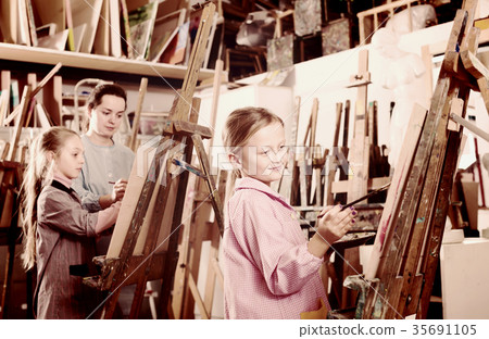 Children diligently draw the lesson 35691105