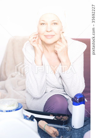 Woman preparing for beauty procedures 35692227