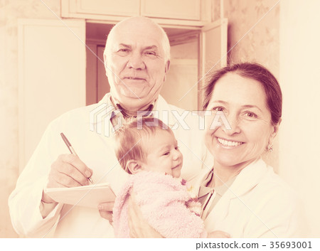 pediatrician doctors with baby pediatrician doctors with baby 35693001