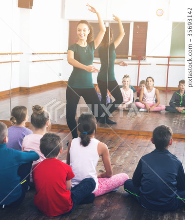 Children studying ballet Children studying ballet 35693142