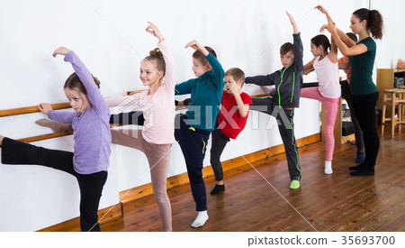 Children studying ballet 35693700
