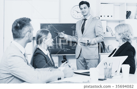 Businessman discussing new project with team 35694082