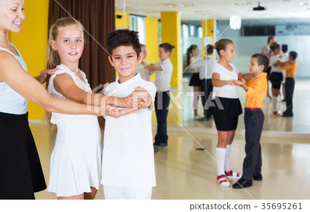 Children in dance studio 35695261