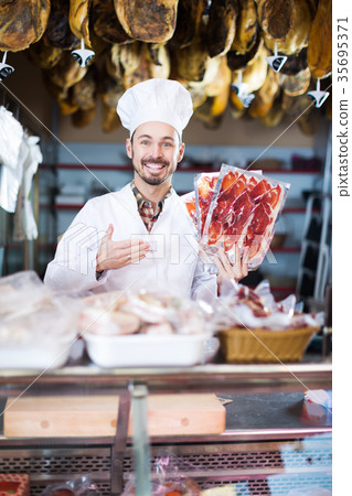 Seller offering sliced bacon 35695371