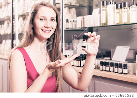 woman choose naturel oil in perfume supermarket 35695558