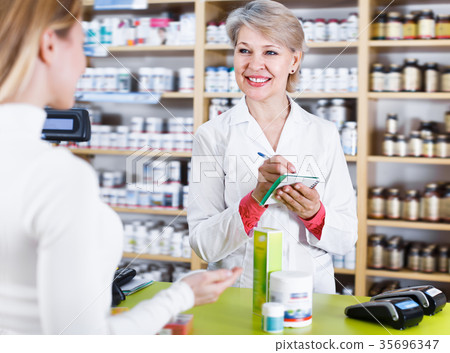 Glad seller recommending care products 35696347