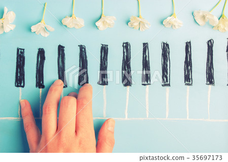 skecth of piano keyboard 35697173