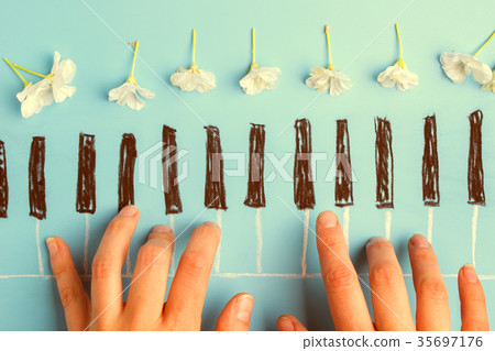 skecth of piano keyboard 35697176